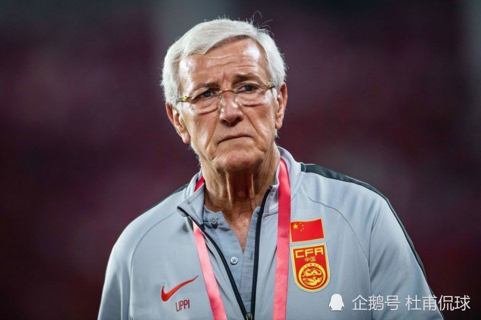 其他的群演瞬间石化，放下手头的工作，纷纷凑上前来强势围观，羡慕不已